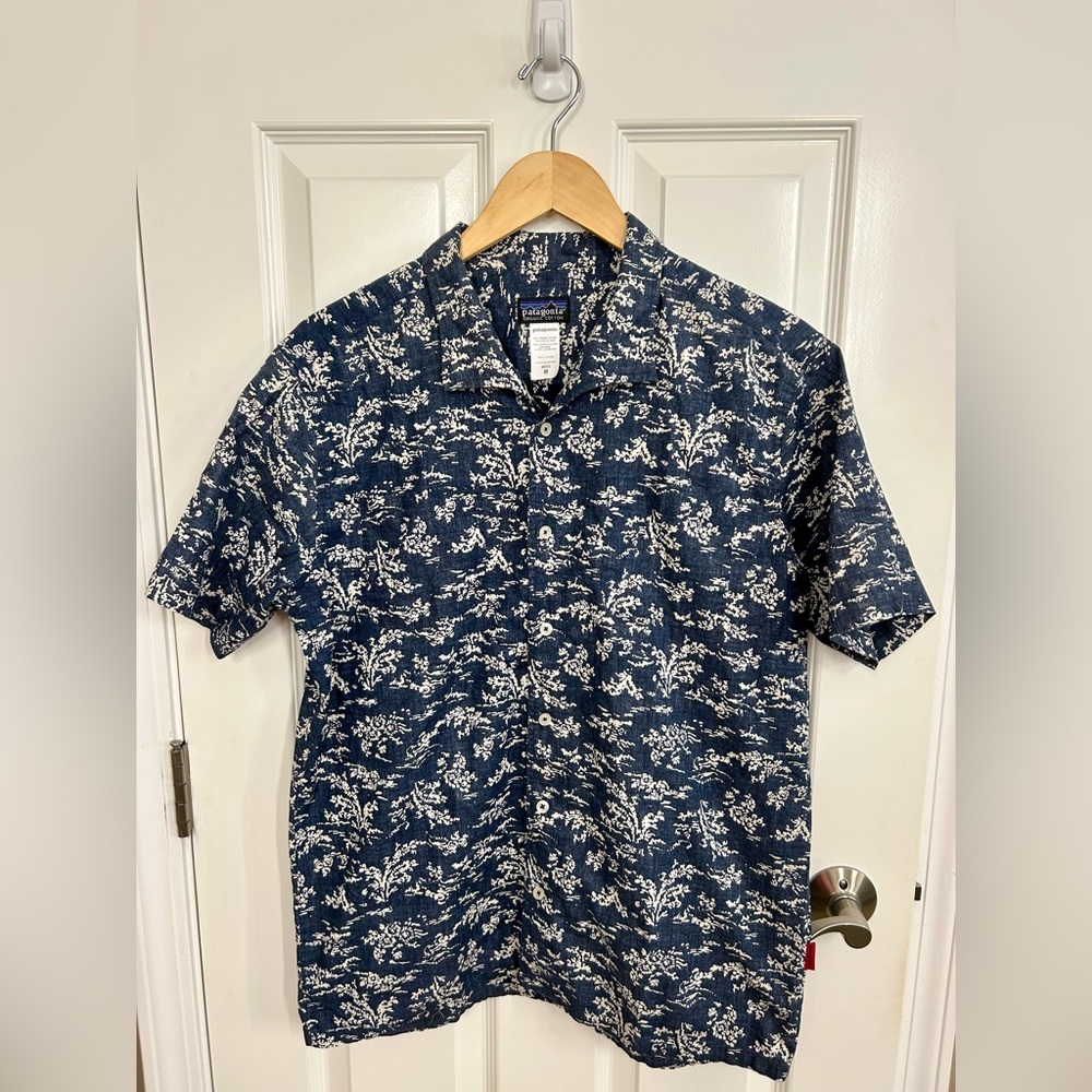 Patagonia Organic Cotton Navy & Ivory Floral Men's Short Sleeve Button Shirt Med